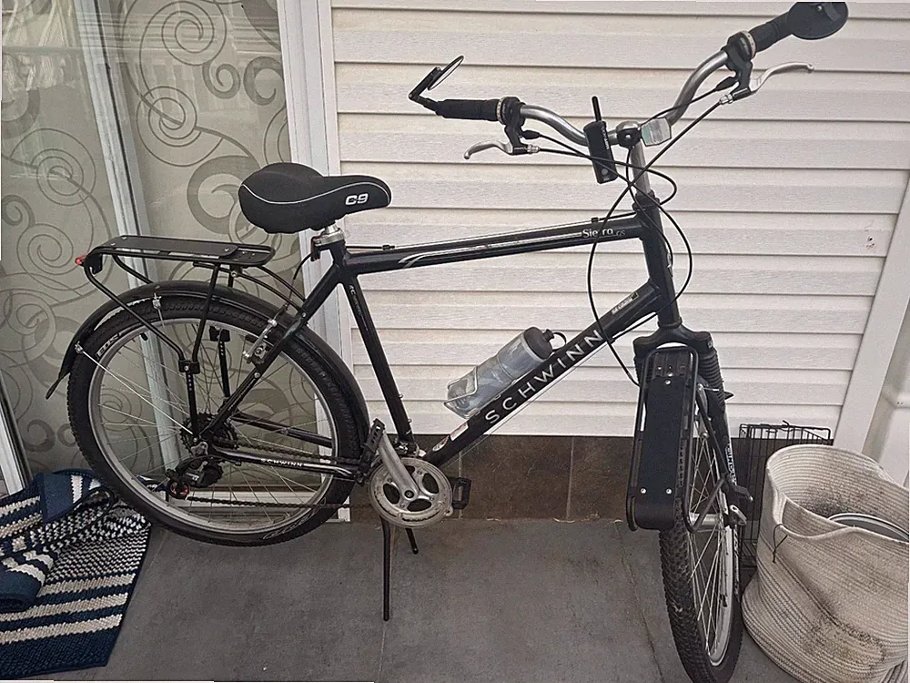 Black Schwinn Discover Bike with New Seat, Front Lights & Mirror (Hybrid Bike)